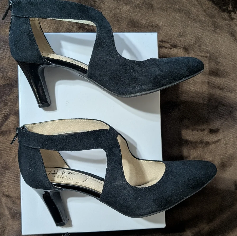 Life Stride Black Pointed Toe Cutout Heels